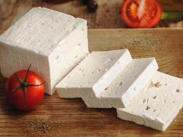 Φέτα. Eίναι µαλακό τυρί άλµης µε χώρα προέλευσης την Eλλάδα.