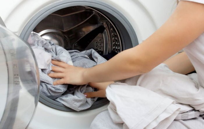 Κορωνοϊός: Πώς να καθαρίσετε και να απολυμάνετε ρούχα.
