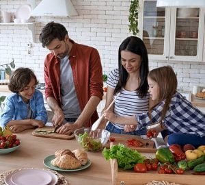 Έξυπνοι τρόποι για να απολαμβάνει όλη η οικογένεια το υγιεινό φαγητό
