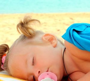 Καλοκαίρι προϋποθέσεις που εξασφαλίζουν έναν ήρεμο ύπνο στο παιδί