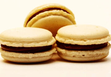 Μακαρόν βανίλια με γέμιση σοκολάτας