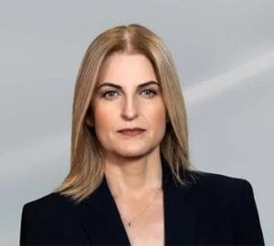dora-avgeri-pankosmia-imera-tis-gynaikas-i-pragmatikotita-apechei-poly-apo-mia-koinonia-me-ta-dyo-fyla-isotima