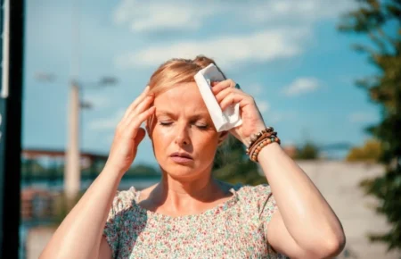 Ήλιος και «Ασθένειες του Φωτός»: Συμπτώματα, Αιτίες και Τρόποι Προστασίας