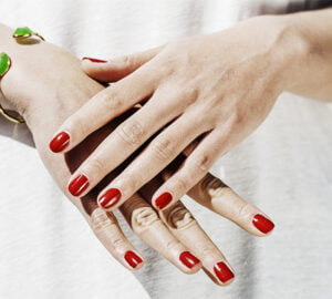 Χρώματα Βερνικιού που Ταιριάζουν στα Κοντά Νύχια