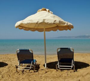 Μαύρισμα στον ήλιο κάτω από την ομπρέλα