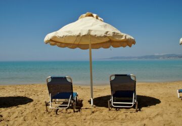 Μαύρισμα στον ήλιο κάτω από την ομπρέλα