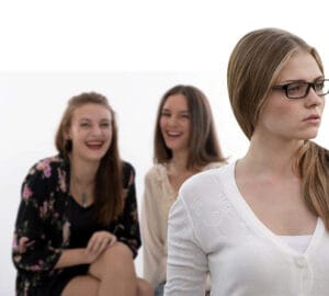 Efivikí Vía: Symmoríes, Bullying, Enklimatikótita Anilíkon