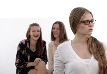 Efivikí Vía: Symmoríes, Bullying, Enklimatikótita Anilíkon