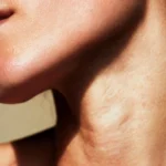 Μικρά μυστικά για ωραίο λαιμό και αποφυγή διπλοσάγονου