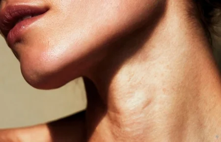 Μικρά μυστικά για ωραίο λαιμό και αποφυγή διπλοσάγονου