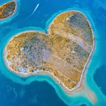 Έρωτας στο Νησί: Όταν η Ζωή Κλείνει Κύκλους και Ανοίγει Καινούργιους