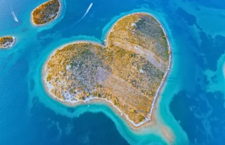 Έρωτας στο Νησί: Όταν η Ζωή Κλείνει Κύκλους και Ανοίγει Καινούργιους