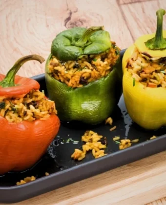 Γεμιστά στον Φούρνο: Παραδοσιακή Ελληνική Συνταγή με Ρύζι και Λαχανικά