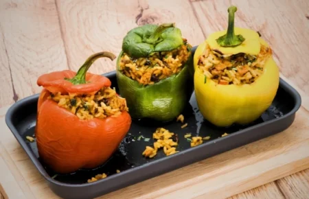 Γεμιστά στον Φούρνο: Παραδοσιακή Ελληνική Συνταγή με Ρύζι και Λαχανικά