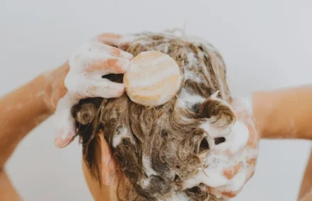 Οδηγός Περιποίησης Μαλλιών: Βούρτσισμα, Λούσιμο, Μασάζ και Φυσικές Λύσεις