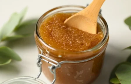 Scrub Σώματος με Κανέλα: Φυσική Απολέπιση για Λείο και Λαμπερό Δέρμα