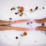 Χαλαρωτικό Μπάνιο με Μέλι και Γάλα: Το Απόλυτο Τελετουργικό Ευεξίας στο Σπίτι