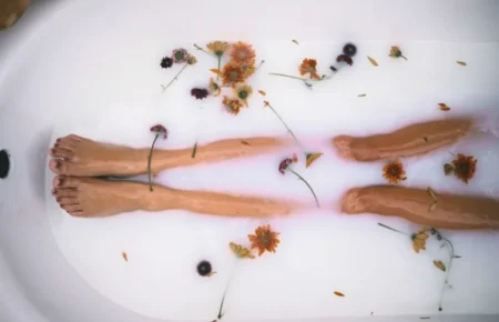 Χαλαρωτικό Μπάνιο με Μέλι και Γάλα: Το Απόλυτο Τελετουργικό Ευεξίας στο Σπίτι