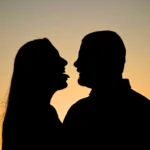 7 Κινήσεις Φλερτ που Πρέπει να Κάνετε για να Δείξετε ότι τον Θέλετε