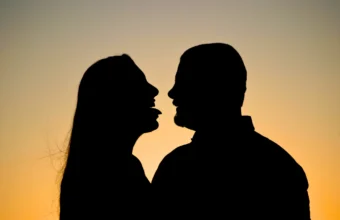 7 Κινήσεις Φλερτ που Πρέπει να Κάνετε για να Δείξετε ότι τον Θέλετε