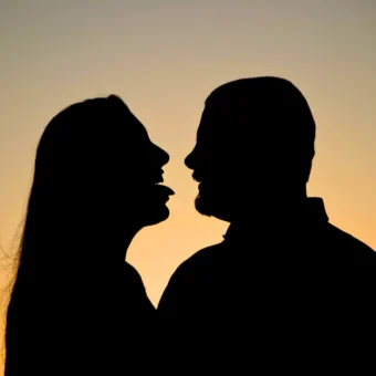 7 Κινήσεις Φλερτ που Πρέπει να Κάνετε για να Δείξετε ότι τον Θέλετε