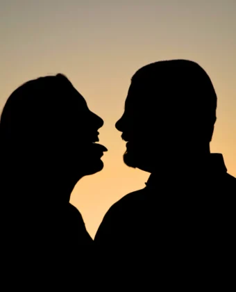 7 Κινήσεις Φλερτ που Πρέπει να Κάνετε για να Δείξετε ότι τον Θέλετε