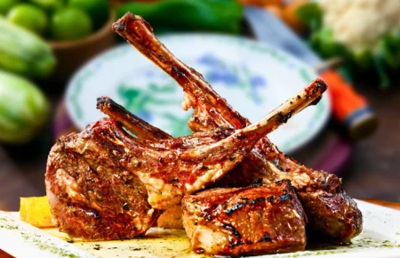 Καρέ Αρνιού με Κροκέτες Αμυγδάλου