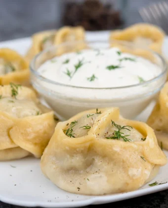 Μαντί: Παραδοσιακό Ανατολίτικο Φαγητό με Κιμά και Σάλτσα Γιαουρτιού