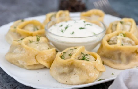 Μαντί: Παραδοσιακό Ανατολίτικο Φαγητό με Κιμά και Σάλτσα Γιαουρτιού