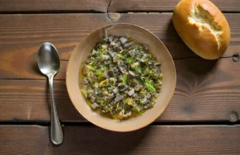 Παραδοσιακή Μαγειρίτσα - Ένα Ταξίδι στην Ελληνική Κουζίνα