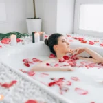 Απολαύστε στιγμές χαλάρωσης στο δικό σας μπάνιο με μέλι και γάλα Απολαύστε στιγμές χαλάρωσης στο δικό σας μπάνιο με μέλι και γάλα