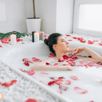 Απολαύστε στιγμές χαλάρωσης στο δικό σας μπάνιο με μέλι και γάλα