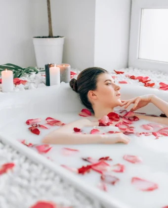 Απολαύστε στιγμές χαλάρωσης στο δικό σας μπάνιο με μέλι και γάλα